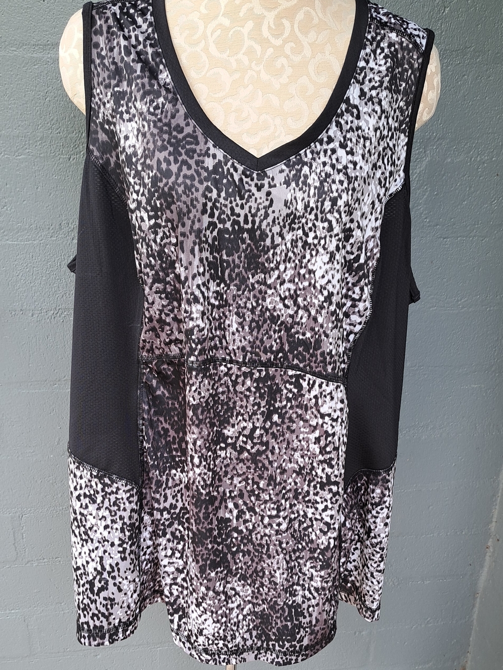 Women’s V-Neck Sleeveless Top